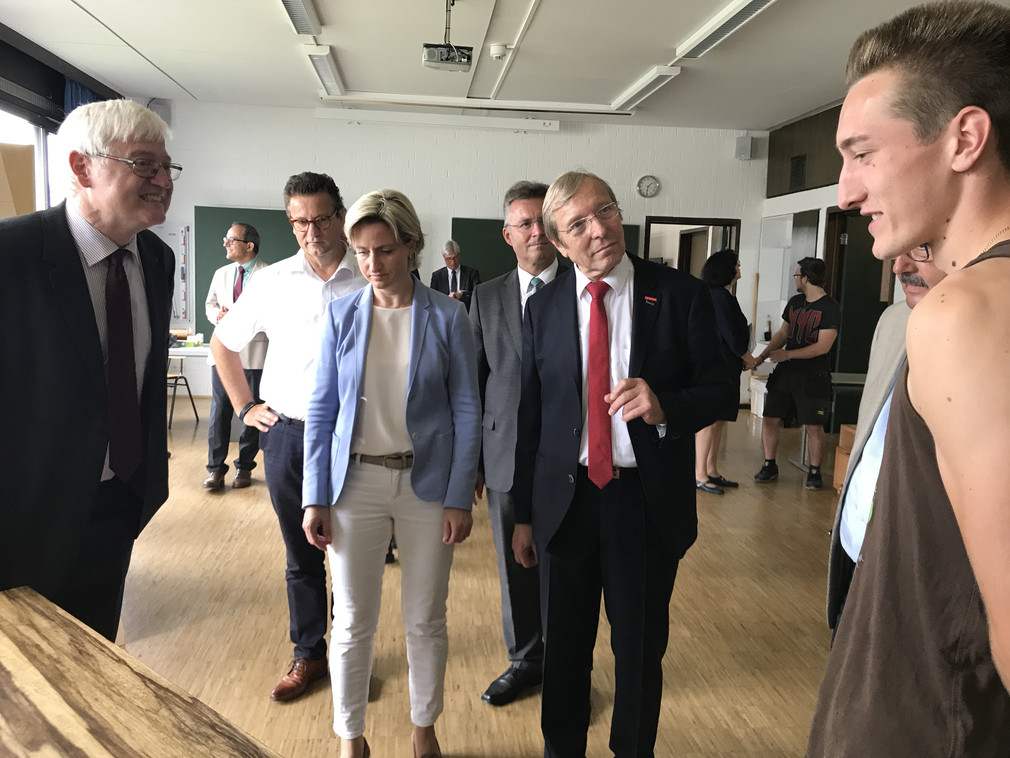 Wirtschafts- und Arbeitsministerin Dr. Nicole Hoffmeister-Kraut hat ihre regelmäßigen Kreisbereisungen im Land am 17. Juli 2017 mit einem Besuch im Neckar-Odenwald-Kreis fortgesetzt. 
