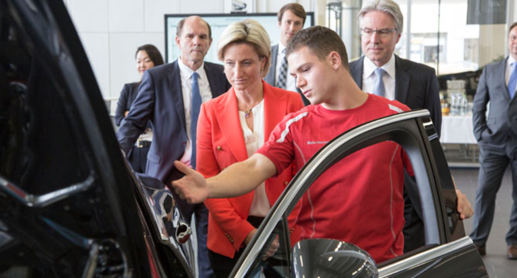 Ministerin Dr. Hoffmeister-Kraut beim Besuch der Porsche AG am 8. September 2017 in Stuttgart-Zuffenhausen
Quelle: Porsche AG 