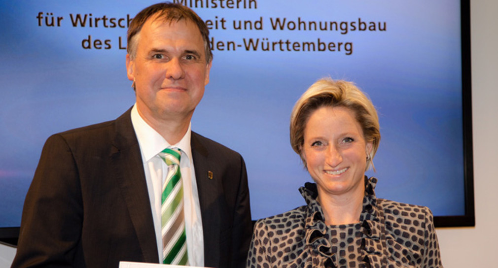 Ministerin Dr. Nicole Hoffmeister-Kraut überreichte einen Förderbescheid in Höhe von 1 Million Euro für die Modernisierung des Institutsreinraums, der vor 30 Jahren in Betrieb genommen wurde. (Foto: IMS CHIPS)
