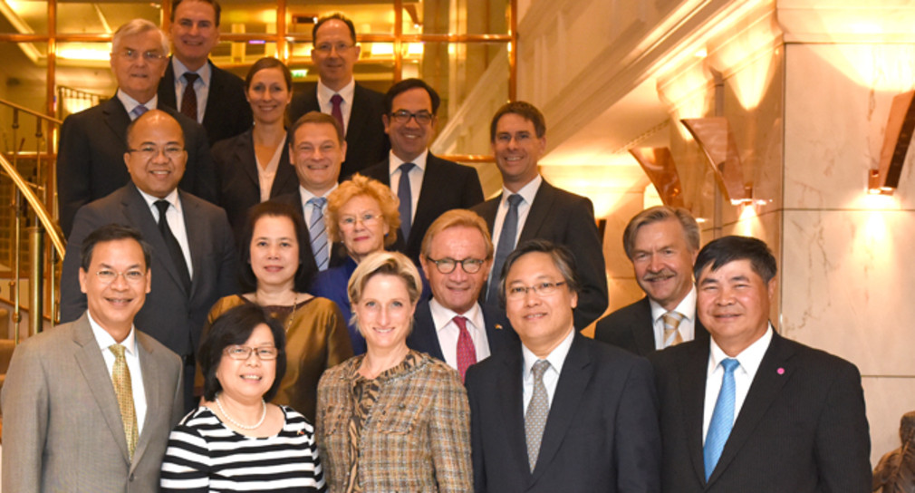 Gruppenfoto beim Treffen der baden-württembergischen Wirtschaftsministerin Hoffmeister-Kraut und der Botschafter/innen der ASEAN-Staaten