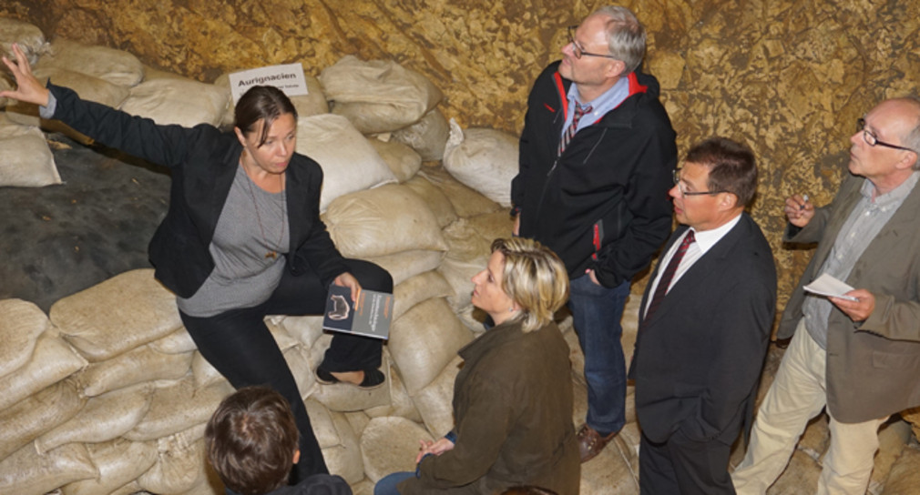 Ministerin Dr. Hoffmeister-Kraut besucht eine der Höhlen auf der Schwäbischen Alb, die zusammen mit dort gefundenen eiszeitlichen Kunstwerken zum UNESCO-Weltkulturerbe gehören.