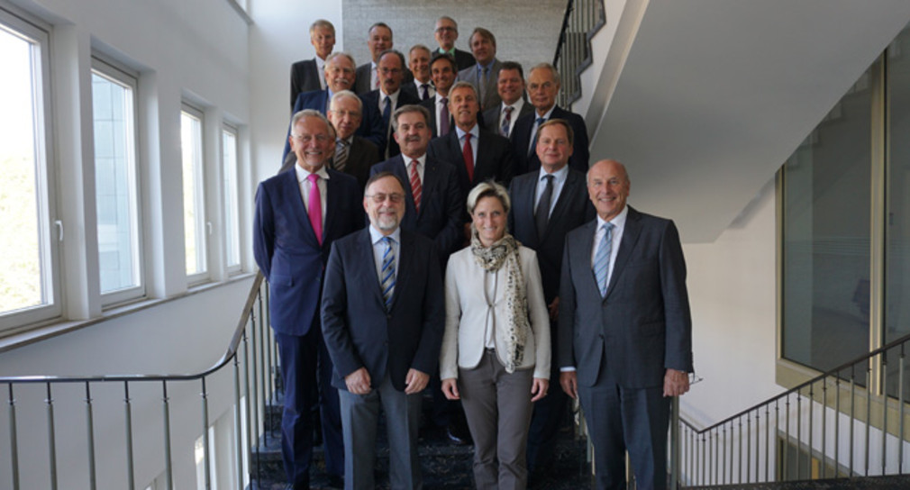 Wirtschaftsministerin Dr. Nicole Hoffmeister-Kraut mit den Präsidenten und Hauptgeschäftsführern der zwölf Industrie- und Handelskammern.
