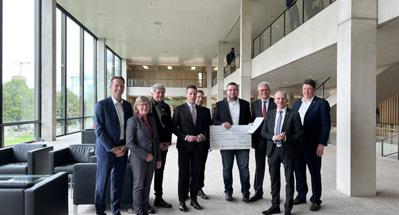Staatssekretär Dr. Patrick Rapp (Zweiter von rechts) bei der Übergabe des Bewilligungsbescheids über rund 950.000 Euro an das Digitalisierungszentrum Ulm | Alb-Donau | Biberach
