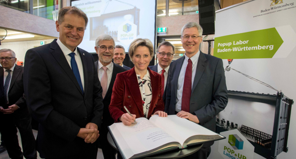Gruppenbild mit Ministerin Dr. Hoffmeister-Kraut bei der Eröffnung des ersten „Popup Labor BW“, am 23. Februar 2018 in Schwäbisch Gmünd 