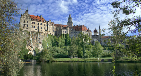 Das Schloss Sigmaringen am Ufer der Donau