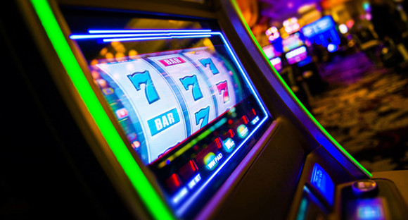 Ein Spielautomat in einem Casino