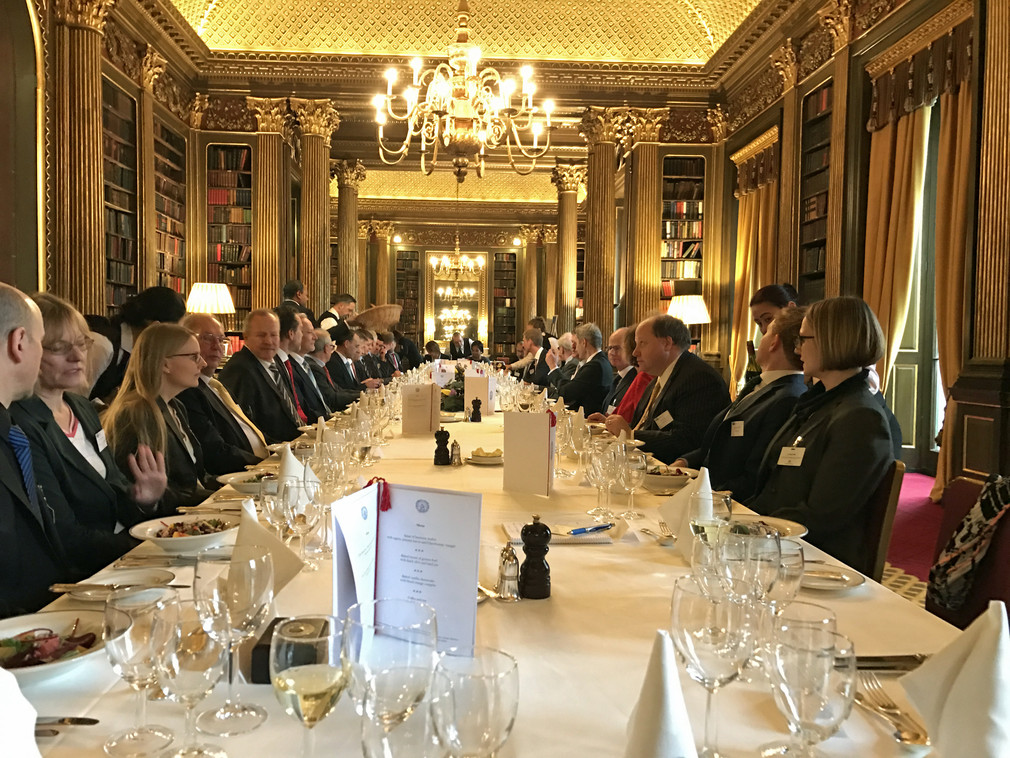 Wirtschaftsministerin Dr. Nicole Hoffmeister-Kraut reiste am 21. Februar 2017 mit einer 25 Personen umfassenden Delegation nach Großbritannien, um in London die möglichen Auswirkungen des Brexit auf Baden-Württembergs Wirtschaft auszuloten. 