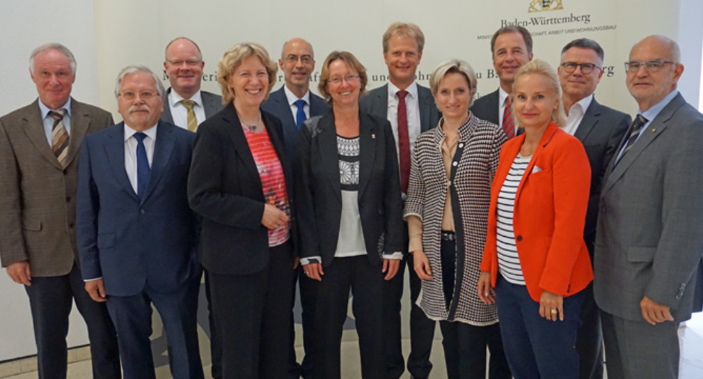 Ministerin Dr. Nicole Hoffmeister-Kraut hat sich am 27. Juli 2017 mit Vertretern von Unternehmen, Wirtschaftsverbänden und Gewerkschaften zum "Pharma-Dialog" getroffen.