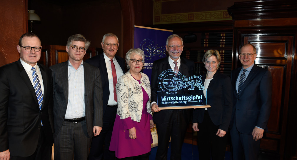Gruppenbild mit Wirtschaftsministerin Dr. Nicole Hoffmeister-Kraut beim Wirtschaftsgipfel BW-EU 2018
