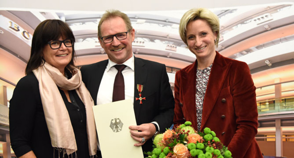 Frau Ministerin Dr. Nicole Hoffmeister-Kraut überreichte an Thomas Munz die Bundesverdienstmedaille