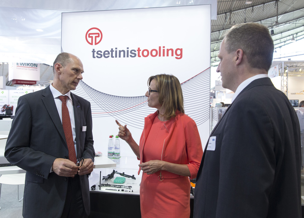 Staatssekretärin Katrin Schütz besuchte am 1. Juni 2017 die internationale Fachmesse MOULDING EXPO in Stuttgart, bei einem Messerundgang informierte Sie sich bei verschiedenen baden-württembergischen Ausstellern über die neuesten Trends im Werkzeug- und Formenbau.