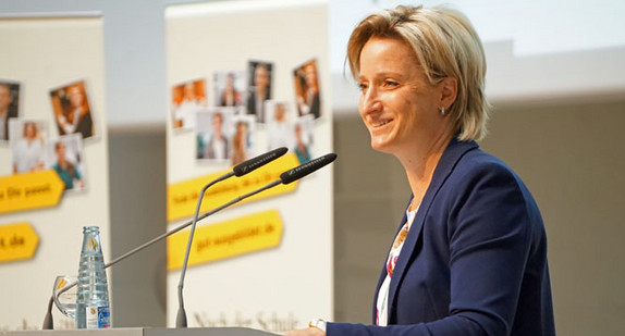 Rund 300 Personen – darunter Vertreterinnen und Vertreter von Kammern, Innungen, Verbänden und Gewerkschaften, Ausbildungsverantwortliche in Betrieben, Lehrkräfte beruflicher Schulen sowie Projektträger – waren der Einladung des Ministeriums für Wirtschaft, Arbeit und Wohnungsbau gefolgt. Unter dem Titel „Gemeinsam zum Ziel: Ausbildungsqualität entwickeln – Ausbildungserfolg sichern“ wurde über erfolgreiche Maßnahmen informiert und bewährte Praxisbeispiele aufgezeigt.
