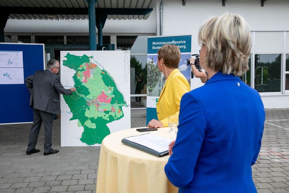 Termin bei der Gemeinde Steinenbronn zum Grundstücksfonds im Rahmen der Sommerreise "Wohnraumoffensive - Neue Wege zur Bewältigung des Wohnraummangels" 