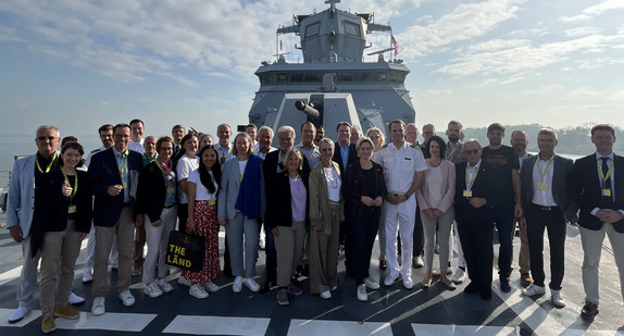 Wirtschaftsministerin Dr. Nicole Hoffmeister-Kraut mit der Delegation auf der Fregatte Baden-Württemberg