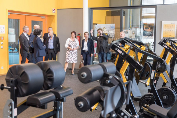 Auszeichnung Partnerbetriebe des Spitzensports Am 3. April 2017 zeichnete der Landessportverband und das Ministerium für Wirtschaft, Arbeit und Wohnungsbau Baden-Württemberg „Partnerbetriebe des Spitzensports“ aus. 21 Unternehmen, kommunale Einrichtungen und Verbände aus dem Südwesten bekamen im Kunst-Turn-Forum in Stuttgart von Wirtschaftsministerin Dr. Nicole Hoffmeister-Kraut, LSV-Präsidentin Elvira Menzer-Haasis und Dirk Schimmelpfennig, Vorstand Leistungssport des Deutschen Olympischen Sportbundes, Stelen und Urkunden überreicht.