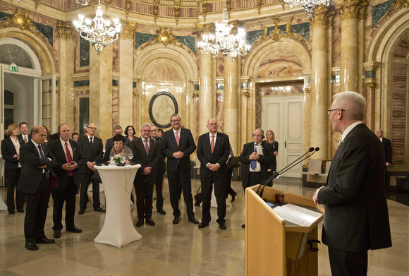 Empfang Besuch einer Delegation des israelischen Supreme Court Ministerpräsident Winfried Kretschmann (r.) bei seiner Ansprache vor den Gästen