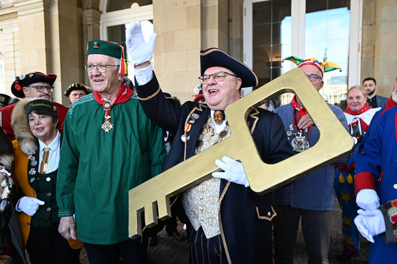 Symbolische Schlüsselübergabe: Ministerpräsident Winfried Kretschmann (links) und Roland Haag (rechts), Präsident der Vereinigung Schwäbisch-Alemannischer Narrenzünfte 