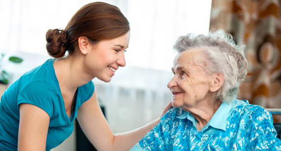 Altenpflegerin und Seniorin (Quelle: Alexander Raths, Fotolia)