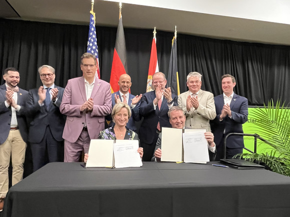 Wirtschaftsministerin Dr. Nicole Hoffmeister-Kraut (vorne links) und Floridas Wirtschaftsminister J. Alex Kelly (vorne rechts) bei der Unterzeichnung der Vereinbarung