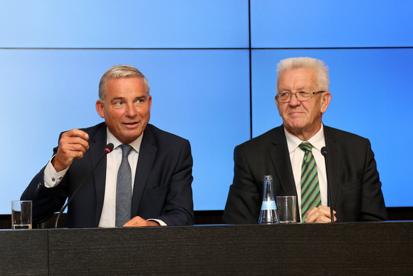 Pressekonferenz Landesregierung initiiert „Cyberwehr Baden-Württemberg“ Ministerpräsident Winfried Kretschmann (r.) und der Minister für Inneres, Digitalisierung und Migration, Thomas Strobl (l.)