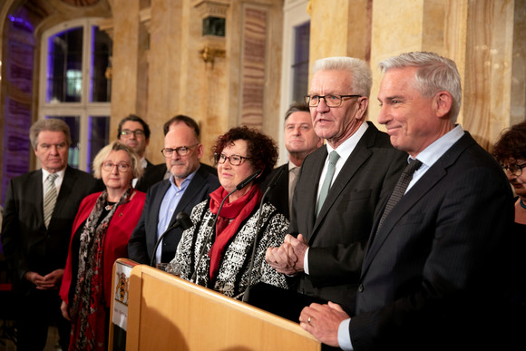 Empfang Neujahrsempfang der Landesregierung Ministerpräsident Winfried Kretschmann (2.v.r.) bei seiner Ansprache (Foto: Staatsministerium Baden-Württemberg)