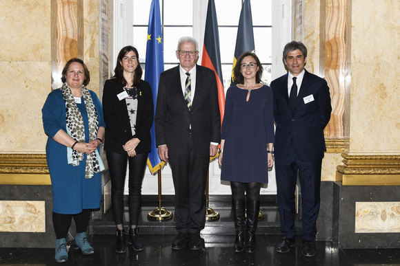 Europa Präsidentschaft der „Vier Motoren für Europa“ an die Lombardei übergeben v.l.n.r.: Staatsministerin Theresa Schopper, Mireia Borrell i Porta, Generaldirektorin für Auswärtige Beziehungen (Katalonien), Ministerpräsident Winfried Kretschmann, Abgeordnete Anne Pellet (Auvergne-Rhône-Alpes) und Staatssekretär Alan Christian Rizzi (Lombardei) (Bild: Staatsministerium Baden-Württemberg)