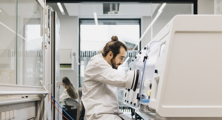 Blick in das UKT M3-Forschungsgebäude in Tübingen, aufgenommen 2025.