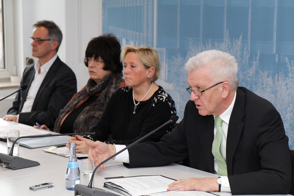 Pressekonferenz Weiterbildung von Lehrkräften und Bürgerbeteiligung v.l.n.r.: Regierungssprecher Rudi Hoogvliet, Staatsrätin Gisela Erler, Kultusministerin Susanne Eisenmann und Ministerpräsident Winfried Kretschmann