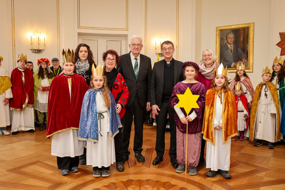 Ministerpräsident Winfried Kretschmann und seine Ehefrau Gerlinde mit der Sternsingergruppe der Kirchengemeinde Affalterbach (Seelsorgeeinheit Oppenweiler-Kirchberg)