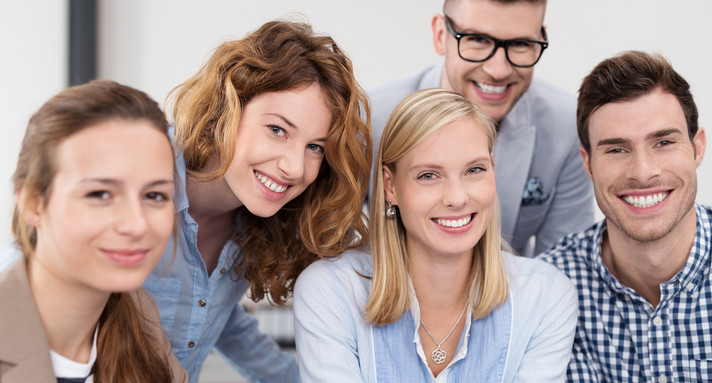 Eine Gruppe von Studenten schaut lachend in die Kamera (Bild: © contrastwerkstatt, Fotolia)