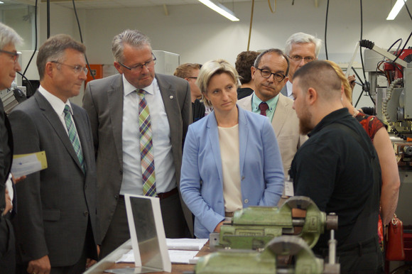 Wirtschafts- und Arbeitsministerin Dr. Nicole Hoffmeister-Kraut hat ihre regelmäßigen Kreisbereisungen im Land am 17. Juli 2017 mit einem Besuch im Neckar-Odenwald-Kreis fortgesetzt.