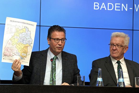 Pressekonferenz Bio-Musterregionen Baden-Württemberg vorgestellt Ministerpräsident Winfried Kretschmann (r.) und Landwirtschaftsminister Peter Hauk (l.)
