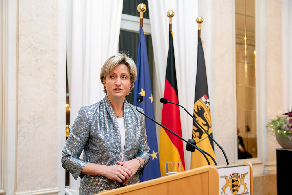 Ministerin Dr. Nicole Hoffmeister-Kraut spricht hinter einem Rednerpult (Bild: Uli Regenscheit)