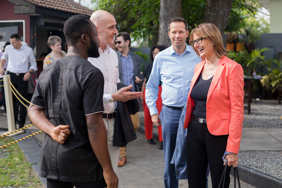 Reise Delegationsreise nach Ghana und Nigeria Wirtschaftsstaatssekretärin Katrin Schütz im Gespräch (Quelle: David Kunutsor)