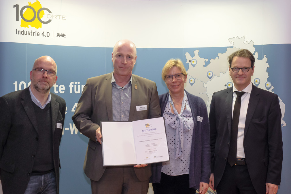 Ministerialdirektor Michael Kleiner mit den Preisträgern der Gemeinschaftspraxis für Strahlentherapie (Bild: © Martin Storz)
