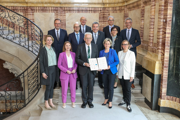 Ausbildung Neues Ausbildungsbündnis 2023-2027 unterzeichnet Gruppenbild der Unterzeichnenden des Ausbildungsbündnisses 2023-2027