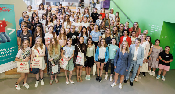 Gruppenbild von der Abschlussveranstaltung der Girls´Digital Camps in der experimenta Heilbronn