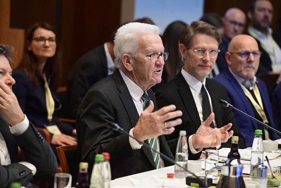 Transformation Siebte Jahresveranstaltung des Strategiedialogs Automobilwirtschaft Ministerpräsident Winfried Kretschmann (Mitte) bei seiner Ansprache