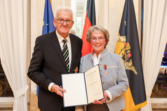 Tag des Ehrenamtes Kretschmann würdigt besonderes ehrenamtliches Engagement Ministerpräsident Winfried Kretschmann (links) und Roswitha Ruh (rechts)
