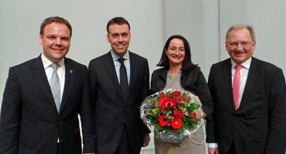 Bei der offiziellen Feierstunde am 29. Januar 2015: Staatssekretär Ingo Rust, Finanz- und Wirtschaftsminister Nils Schmid, Ingrid Katz-Hofelich und Peter Hofelich, Mittelstandsbeauftragter der Landesregierung und designierter Staatssekretär im Finanz- und Wirtschaftsministerium Baden-Württemberg.