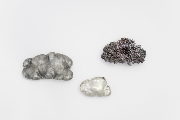 Frieda Dörfer, Pforzheim, Nominierung 2026, „Wolkige Leichtigkeit“: Regenwolke #1, Gutwetterwolke #3, Die Wolke der Arbeit #11, Broschen-Gruppe aus Silber, Edelstahl, Emailtombak, Email