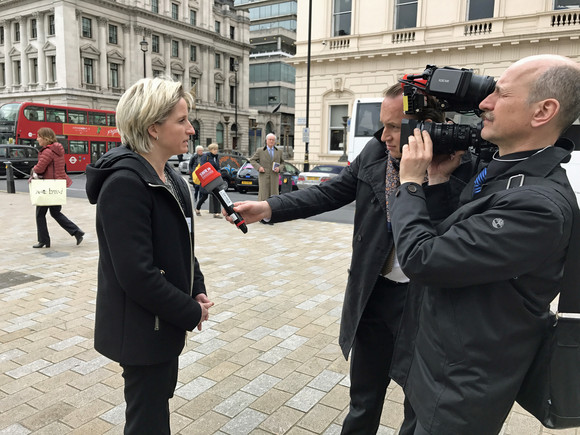 Wirtschaftsministerin Dr. Nicole Hoffmeister-Kraut reiste am 21. Februar 2017 mit einer 25 Personen umfassenden Delegation nach Großbritannien, um in London die möglichen Auswirkungen des Brexit auf Baden-Württembergs Wirtschaft auszuloten. 