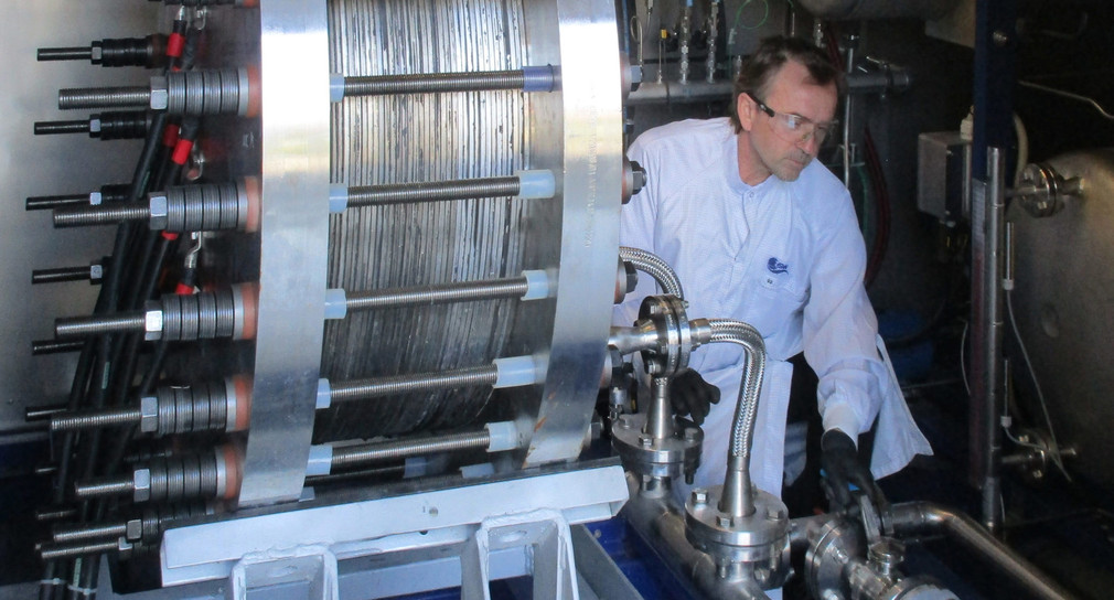 Forscher am ZSW-Teststand für alkalische Druckelektrolyse-Blöcke mit einer elektrischen Leistung bis rund 100 Kilowatt.