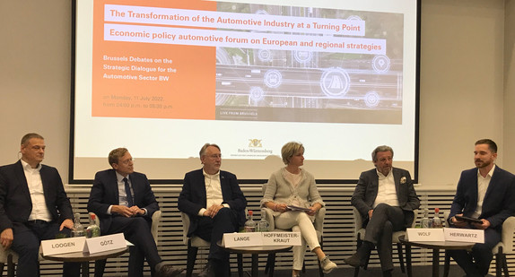 Diskussionsrunde zur Transformation der Automobilindustrie: Ministerin Dr. Nicole Hoffmeister-Kraut MdL, Walter Götz, Kabinettschef von Verkehrskommissarin, Adina Valean, Generaldirektion für Mobilität und Verkehr der Europäischen Kommission, Bernd Lange, Vorsitzender des Handelsausschuss des Europäischen Parlaments, Dr. Stefan Wolf, Vorsitzender von Gesamtmetall, Franz Loogen, Leiter der Agentur e-mobil Baden-Württemberg, Moderation: Christoph Herwartz, EU-Korrespondent des Handelsblatts