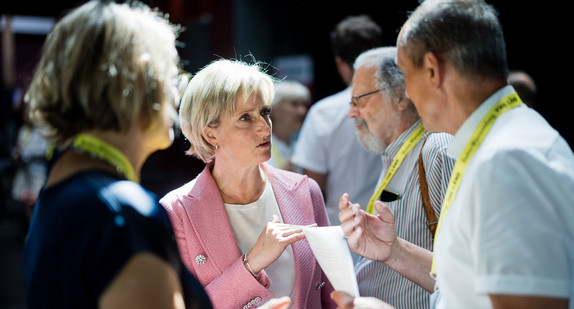 Wirtschaftsministerin Dr. Hoffmeister-Kraut im Gespräch auf dem Strategiedialog Bauen im Juli 2023