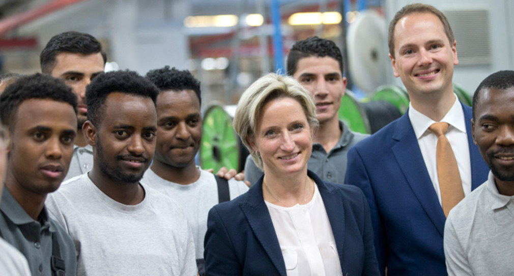 Wirtschaftsministerin informiert sich beim Stuttgarter Kabelhersteller Lapp über die Ausbildung von Flüchtlingen.