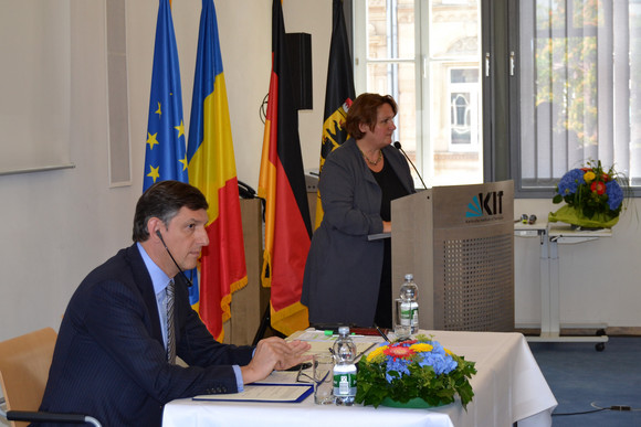 Europa 8. Sitzung der Gemischten Kommission Baden-Württemberg / Rumänien Staatssekretärin Theresa Schopper (r.) und der stellvertretende Ministerpräsident und Minister für Wirtschaft, Handel und wirtschaftliche Rahmenbedingungen von Rumänien, Costin Borc (l.) bei der 8. Sitzung der Gemischten Regierungskommission zwischen Baden-Württemberg und Rumänien