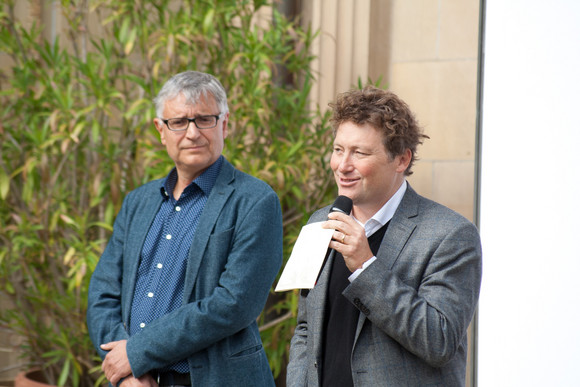 Parköffnung Exklusives Konzert der Staatsoper Stuttgart im Park der Villa Reitzenstein Der stellvertretende Sprecher der Landesregierung, Arne Braun (l.), und Opernintendant Viktor Schoner (r.) (Bild: Staatsministerium Baden-Württemberg)