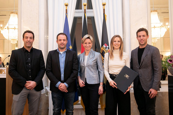 Gruppenbild mit Ministerin Hoffmeister-Kraut, Lukas und Paul Frammelsberger und Gästen (Bild: Uli Regenscheit)