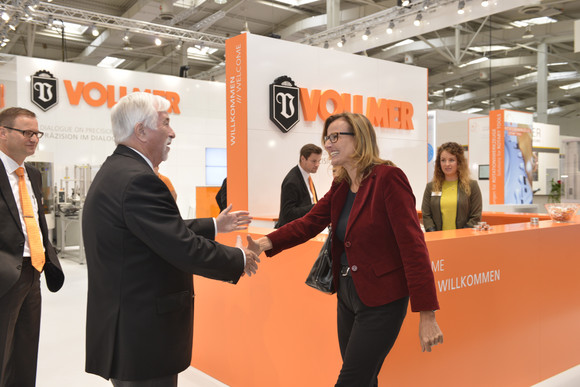 Wirtschaftsstaatssekretärin Katrin Schütz besuchte am 18. September 2017 auf der weltgrößten Fachmesse für Metallbearbeitung EMO in Hannover baden-württembergische Unternehmen. Im Rahmen ihres Messerundgangs informierte sie sich insbesondere über neueste Entwicklungen der Werkzeugmaschinen- und Präzisionswerkzeugindustrie.